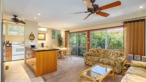 Condo, nhiều giường, ban công, quang cảnh biển (Hale Hui Kai 202) | Khu phòng khách