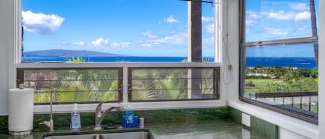 Condo, varias camas, balcón, vista al océano (Wailea Ekolu 310) | Interior