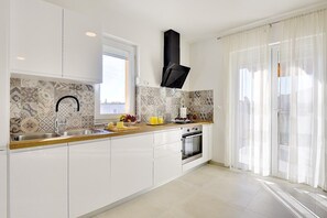 Kühlschrank, Mikrowelle, Herdplatte, Geschirrspüler