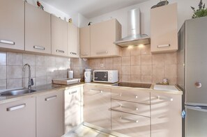 Fridge, microwave, stovetop, cookware/dishes/utensils - Apartment Mario (74233-A1) - Medulin (Medulin)