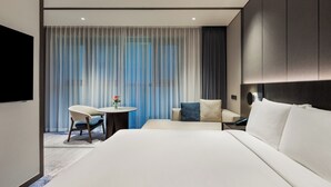 Chambre, 1 très grand lit, vue ville