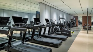 A row of treadmills in a gym with a modern design, equipped with digital displays. - Hyatt Place Busan Yeonsan (Busan)
