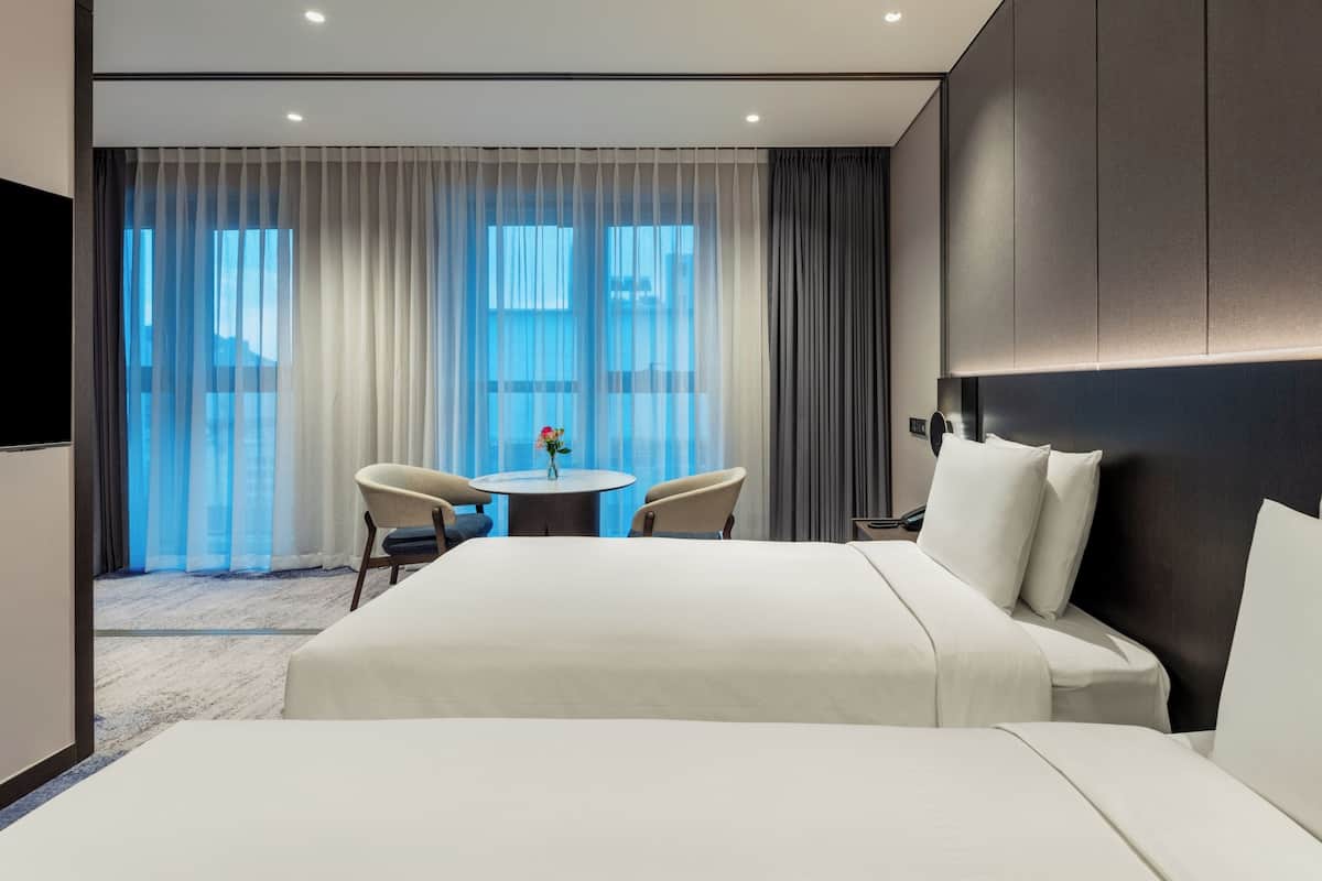 Room, 2 Twin Beds, City View