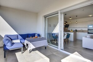 A modern apartment with a balcony, a dining area, and a kitchen. - Apartment Barbara (74235-A1) - Medulin (Medulin)
