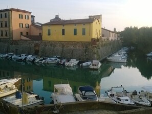 Marina - Zimmer mit Terrasse und Grachtenblick by Interhome (Livorno)