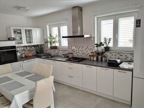 Fridge, coffee/tea maker, cookware/dishes/utensils - House Lakvere (74253-K1) - Pula (Pula)