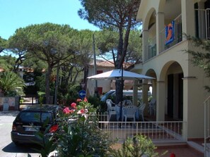 Outdoor dining - Blaue Wohnung mit Terrasse by Interhome (Castagneto Carducci)