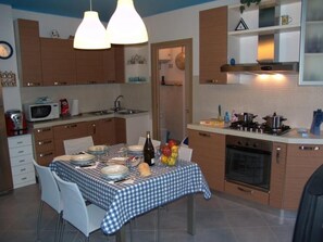 Fridge, microwave, oven, dishwasher - Blaue Wohnung mit Terrasse by Interhome (Castagneto Carducci)