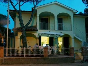 Exterior - Blaue Wohnung mit Terrasse by Interhome (Castagneto Carducci)