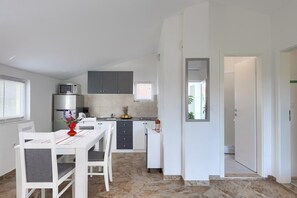 Refrigerador, microondas, parrilla de estufa y cafetera y tetera 