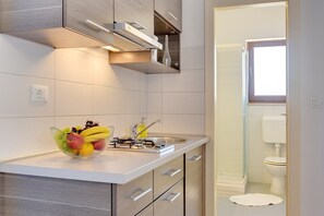 Fridge, microwave, stovetop, coffee/tea maker - Apartments Buic (74271-A1) - Vinkuran (Vinkuran)