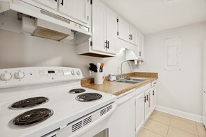 冰箱、微波炉、烤箱、炉灶