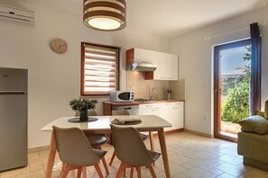 Kühlschrank, Herdplatte, Geschirrspüler, Toaster