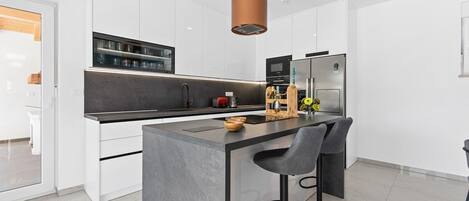 Refrigerador, microondas, parrilla de estufa y lavavajillas