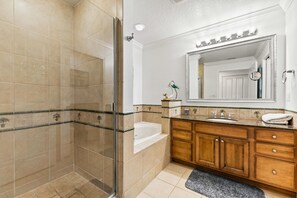 Een douche, een haardroger, handdoeken, shampoo