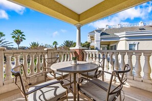 Outdoor dining - Sandy Ridge Retreat Just Steps from the Splash Pad (Kissimmee)