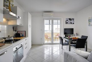 Fridge, stovetop, dishwasher, coffee/tea maker - Apartment Milevoj (74281-A1) - Premantura (Premantura)