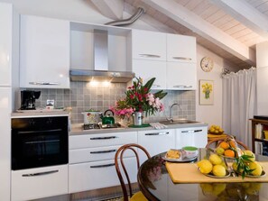 Fridge, oven, cookware/dishes/utensils - Ferienzimmer 'Mansarda Lina' mit Terrasse by Interhome (Casarza Ligure)