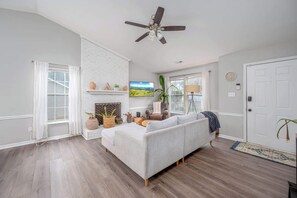 TV, offices - The Quiet Grove: Pet friendly 3 Bed 2 bath private wooded views with deck (Durham)