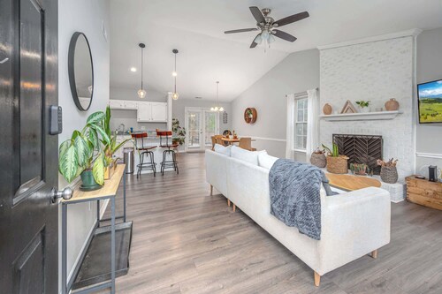 The Quiet Grove: Pet friendly 3 Bed 2 bath private wooded views with deck