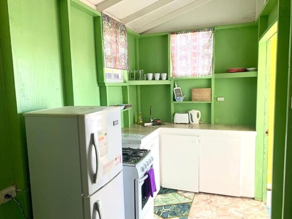 Private kitchen - Dover Beach Tiny House (Christ Church)