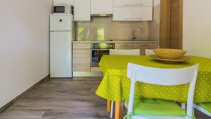 Wasserkocher mit Kaffee-/Teezubehör, Kühlschrank, Mikrowelle, Herdplatte
