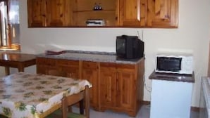 Kühlschrank, Mikrowelle, Ofen, Kochgeschirr/Geschirr/Besteck