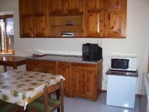 Frigorifero, microonde, forno, pentole/stoviglie/utensili