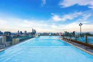 Outdoor pool - Vertex Luxstay L'eman The MarQ Residence (Sai Gon)