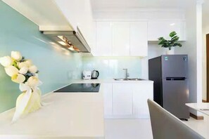 Basic-Zimmer, 1 Schlafzimmer, Zutritt zur Club Lounge, Stadtblick | Bettwäsche aus ägyptischer Baumwolle, hochwertige Bettwaren