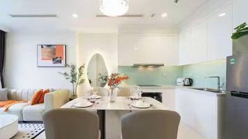 Basic-Zimmer, 1 Schlafzimmer, Zutritt zur Club Lounge, Stadtblick | Bettwäsche aus ägyptischer Baumwolle, hochwertige Bettwaren