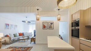 A modern apartment with a kitchen, dining area, and living room. - Cozy and Spacious Apartment close to the Acropolis (Athina)
