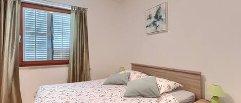 4 bedrooms, internet, bed sheets