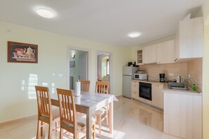 Réfrigérateur, micro-ondes, plaque de cuisson, lave-vaisselle
