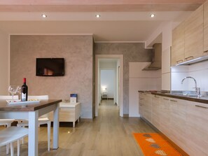 Jääkaappi, mikroaaltouuni, uuni, astianpesukone