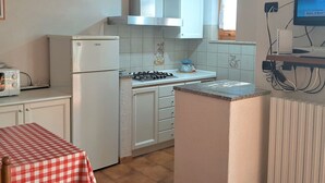 Køleskab, mikrobølgeovn, køkkentøj/tallerkener/redskaber