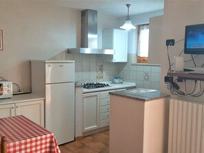 Fridge, microwave, cookware/dishes/utensils - Wohnung "Zanetti" mit Seeblick by Interhome (Albisano)