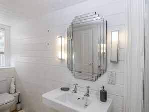 Shower - 26 Above Town (Dartmouth)