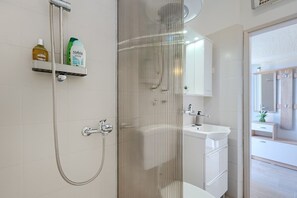 Shower, hair dryer, towels - Apartment Orangine (74336-A1) - Fazana (Fazana)