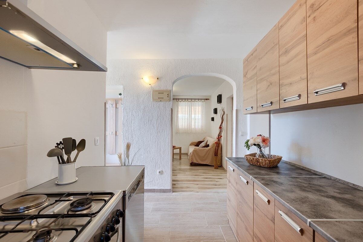 Kühlschrank, Mikrowelle, Herdplatte, Geschirrspüler