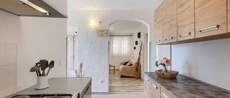 Kühlschrank, Mikrowelle, Herdplatte, Geschirrspüler