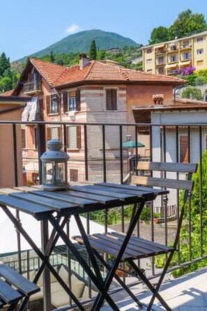 Outdoor dining - Orange' Wohnung mit privater Terrasse by Interhome (Toscolano)