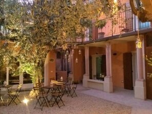 Outdoor dining - Orange' Wohnung mit privater Terrasse by Interhome (Toscolano)