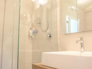 Towels - Orange' Wohnung mit privater Terrasse by Interhome (Toscolano)