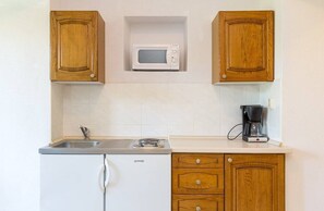 Refrigerador, microondas, parrilla de estufa y cafetera y tetera 