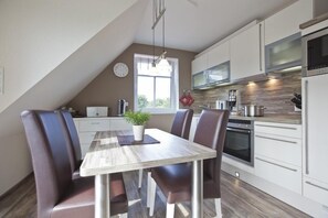 Kühlschrank, Mikrowelle, Ofen, Geschirrspüler