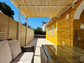 Terrace/patio - Family-friendly house with Garden, 4 Minutes from the Beach (Cambrils)