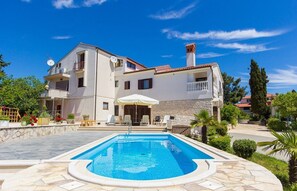 A two-story house with a swimming pool in the front. - Apartments and Room Vjera (76011-A5) - Medulin (Medulin)