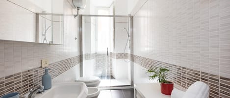 Apartamento | Banheiro | Chuveiro, chuveiro com efeito de chuva, produtos de toalete grátis