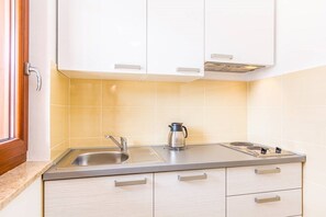 Refrigerador, microondas, placa de cocina, lavavajillas